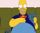 Homer Simpson sul divano di casa a mangiare patatine fritte