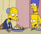 Charles Montgomery Burns sguardo perplesso tre occhi di pesce che servono loro da mangiare Marge e Bart