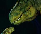 Il dinosauro madre che guarda con tenerezza il suo piccolo