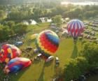 Veduta aerea di un festival in mongolfiera