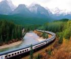 Chi viaggia in treno in un paesaggio di montagna