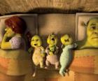 La famiglia di Shrek, Fiona e tre orchi giovani a letto.