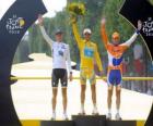 Il podio del 97 ° Tour de France: Alberto Contador, Andy Schleck e Denis Menchov, in Arc de Triomphe e lo sfondo Champs Elysees