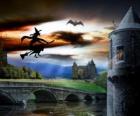 Castello incantato nella notte di Halloween con la strega che vola sulla sua scopa magica
