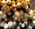 set di sfere natalizie con diverse decorazioni 