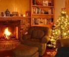 Il soggiorno di una casa la notte di Natale sul fuoco e l'albero con i regali