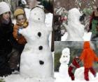 Bambini che giocano con un pupazzo di neve