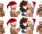 I bambini con cappelli di Babbo Natale e giocare con le decorazioni di Natale