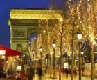 Gli Champs Elysées decorato per il Natale con l'Arco di Trionfo sullo sfondo. Parigi, Francia