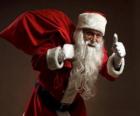 Santa Claus o Babbo Natale che trasportano il sacchetto dei giocattoli e che cammina furtivamente