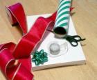 Regali di Natale con decorazioni forbici e nastro