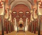 Vecchia Moschea di Cordoba, l'attuale cattedrale, colonne di marmo ed archi con il luogo sacro, il Mihrab