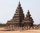 Il Tempio della spiaggia si affaccia sul Golfo del Bengala ed è costruito con blocchi di granito, Mahabalipuram, India