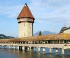 Il ponte coperto in legno e Kapellbrücke (il Ponte della Cappella) e la torre Wasserturm a Lucerna, Svizzera