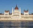 L'imponente edificio del parlamento ungherese a Budapest, sulla riva del Danubio