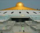 Il Cetiya Dhammakaya è un simbolo di pace nel mondo attraverso la pace interiore in un parco e santuario buddista in Thailandia