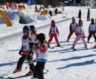 Scena  tipica di inverno con i bambini che sciano nella montagna