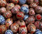 Pila di uova di Pasqua decorate con motivi geometrici