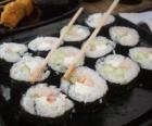 Cibo giapponese con le bacchette, è conosciuto come maki perché è sushi arrotolato con alga