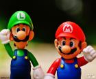Mario e Luigi con una mano alta