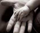 la mano di papà accanto al tuo bambino