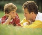 Papà parla con il figlio nel parco
