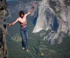 Il slackline è uno sport equilibrio che utilizza un nastro che è bloccato tra due punti fissi