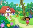 Dora, accanto a una casa nel bosco