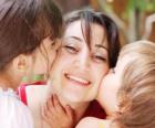 Mamma o la madre di ricevere baci da loro figli