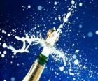 Stappando una bottiglia di champagne per festeggiare il nuovo anno