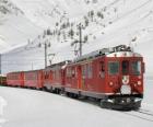 Treno in un paesaggio completamente innevato