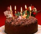 Torta con cinque candele per la celebrazione del compleanno