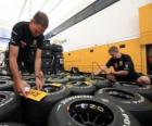 F1 meccanico, preparando il pneumatico