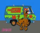 Scooby Doo fieri davanti al furgoncino hippy Volkswagen Combi Classic
