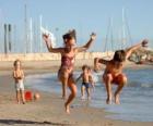 Bambini che giocano sulla spiaggia
