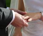 La mano della sposa con l'anello e la mano dello sposo