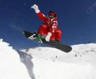 Snowboarder fare un trucco o un gioco