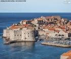 Dubrovnik è una città costiera situata nella regione della Dalmazia, nella Repubblica di Croazia