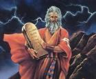 Mosè con le tavole della legge su cui sono scritti i dieci comandamenti