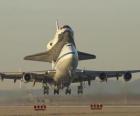 Aereo che trasportano uno space shuttle