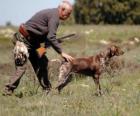 Cacciatore di caccia con il suo cane