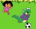 Calcio Dora giocando con la sua amica Isa l'iguana
