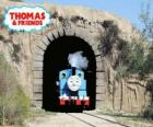 L'accogliente locomotiva a vapore di Thomas che esce dal tunnel