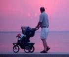 Padre camminando con suo figlio accanto al mare