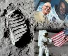 Neil Armstrong (1930-2012) è stato un astronauta della NASA e il primo uomo a mettere piede sulla Luna il 21 luglio 1969, la missione Apollo 11