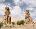 I Colossi di Memnone statue di pietra del faraone Amenhotep III, Luxor, Egitto