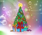Disegno di un albero di Natale, decorato e regali