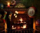 Il fuoco acceso la vigilia di Natale con i calzini appesi