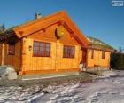 Casa in legno, casetta di legno o capanna di tronchi