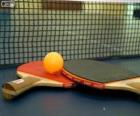 Racchette e pallina da ping-pong